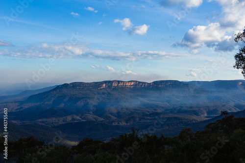 オーストラリア　ブルー・マウンテンズ国立公園のキングス・テーブルランドからの風景 © pespiero