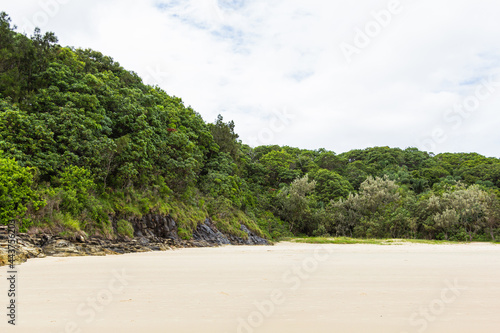 オーストラリア　クイーンズランド州のノース・ストラドブローク島のサイリンダー・ビーチ © pespiero