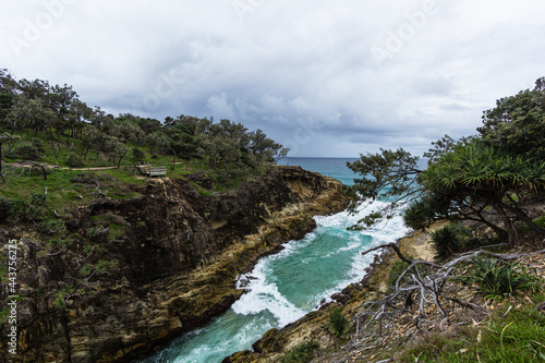 オーストラリア クイーンズランド州のノース・ストラドブローク島のノース・ゴージ・ウォークから見える海と峡谷