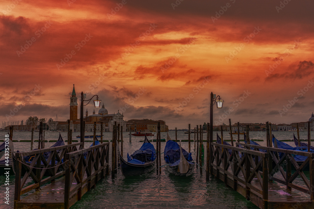 Gondel-Anlegestelle bei Sonnenuntergang in Venedig Gondel-Anlegestelle bei Sonnenuntergang in Venedig