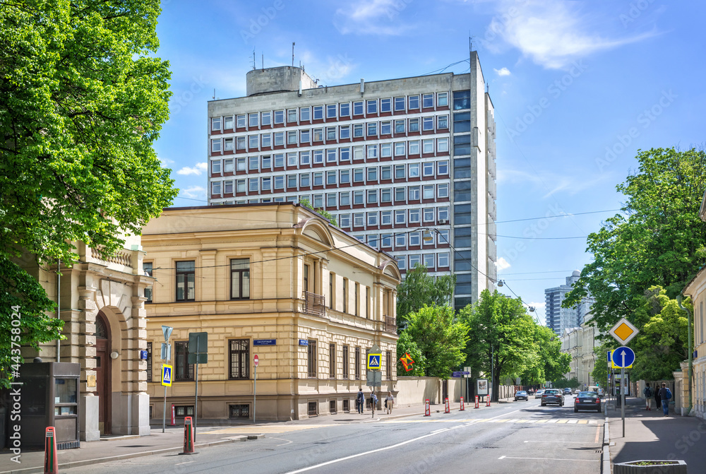 The building of the Embassy of Grenada and Gnesinka on Povarskaya street in Moscow. Caption: Skatertny lane