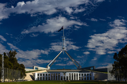オーストラリア　首都キャンベラのキャピタル・ヒルに建つ国会議事堂  © pespiero