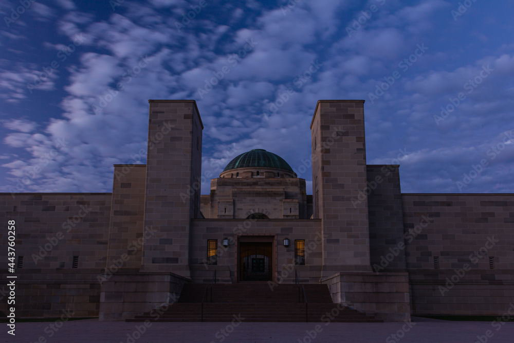 オーストラリア　首都キャンベラの夕暮れ時のオーストラリア戦争記念館