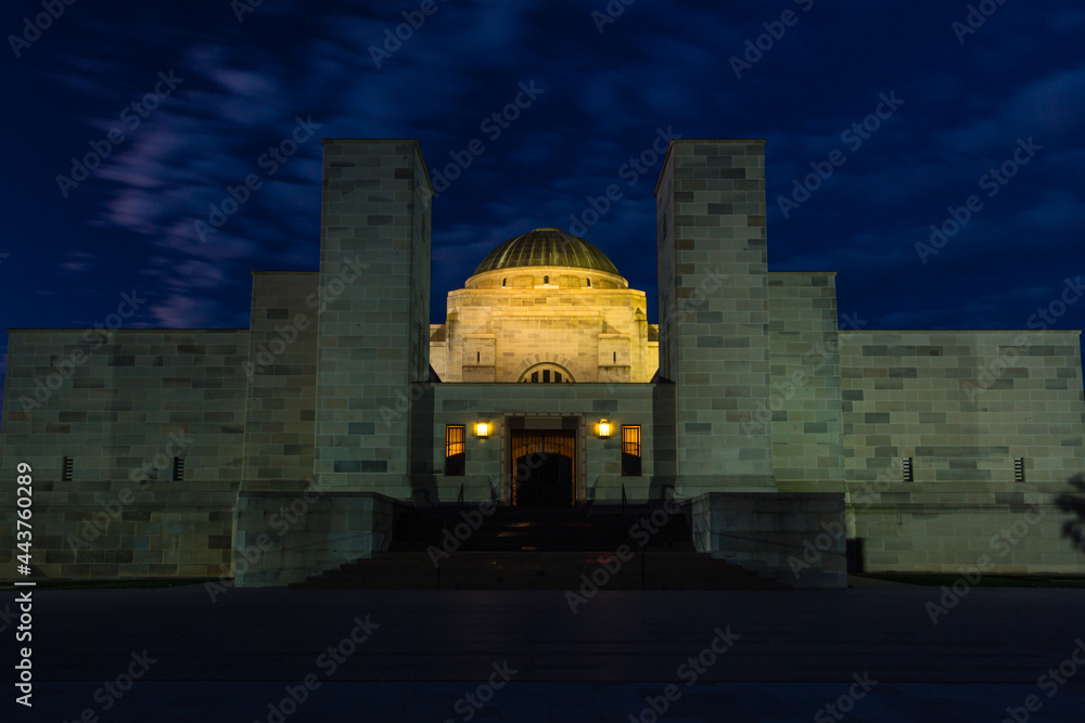 オーストラリア　首都キャンベラのライトアップされたオーストラリア戦争記念館