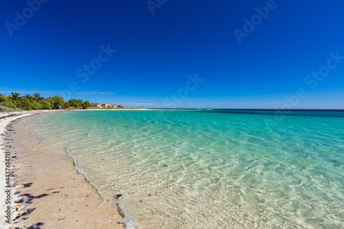 オーストラリア　ニンガルー・コーストのコーラル・ベイ・ビーチのエメラルドグリーンの海 © pespiero