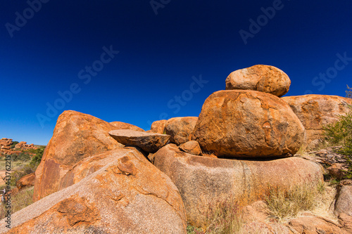 オーストラリア アウトバックにあるデビルズ・マーブルの岩山