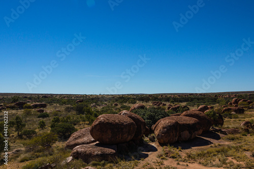 オーストラリア　アウトバックにあるデビルズ・マーブルの風景 © pespiero