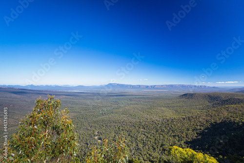 オーストラリア　グランピアンズ国立公園のザ・バルコニーズからの風景 © pespiero