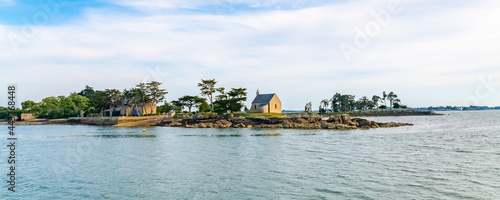 Canvas Print Boedic island, with the chapel, in the Morbihan gulf,  on the coast, on sunset