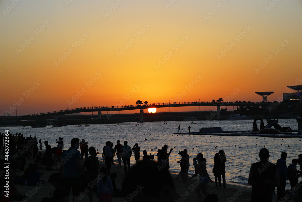 Obraz premium Many tourists admire the sunset on the shores of the Red Sea