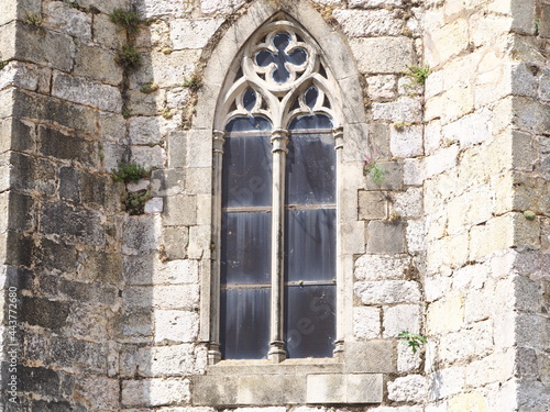 ventana de arco ojival con decoraci  n vegetal en la iglesia de sant mar  al de la villa medieval de montblanch  tarragona  espa  a  europa
