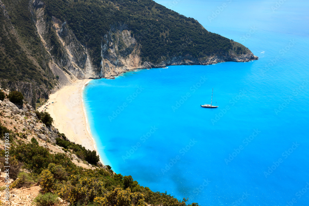Obraz premium Griechenland, Ioniosche Inseln, Kefalonia: Segelyacht am Strand Myrtos am Abend