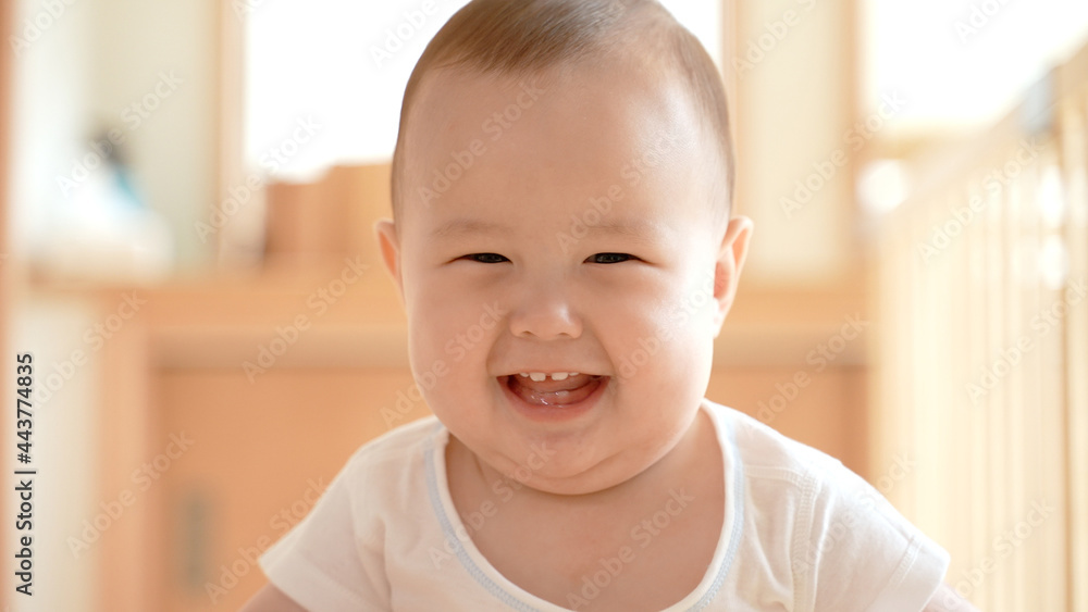笑顔のハーフの赤ちゃんの顔アップ