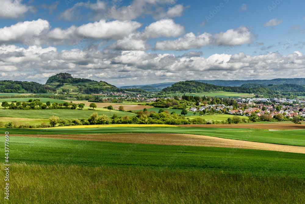 Hegaulandschaft mit dem Berg Hohentwiel und dem Ort Hilzingen, Landkreis Konstanz, Baden-Württemberg, Deutschland 