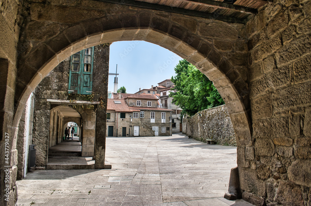 Arco medieval de piedra acceso a la plaza da pedreira en la ciudad de Pontevedra, España