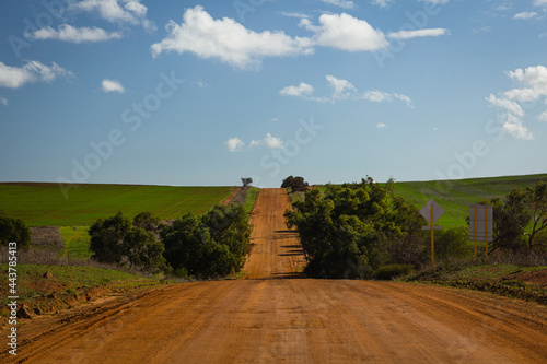 オーストラリア 西オーストラリア州にあるハット・リバー公国の広大な小麦畑と一本道