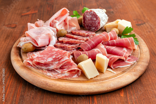 Obraz na płótnie Tagliere con saporiti salumi e formaggio tipici della Cucina Italiana