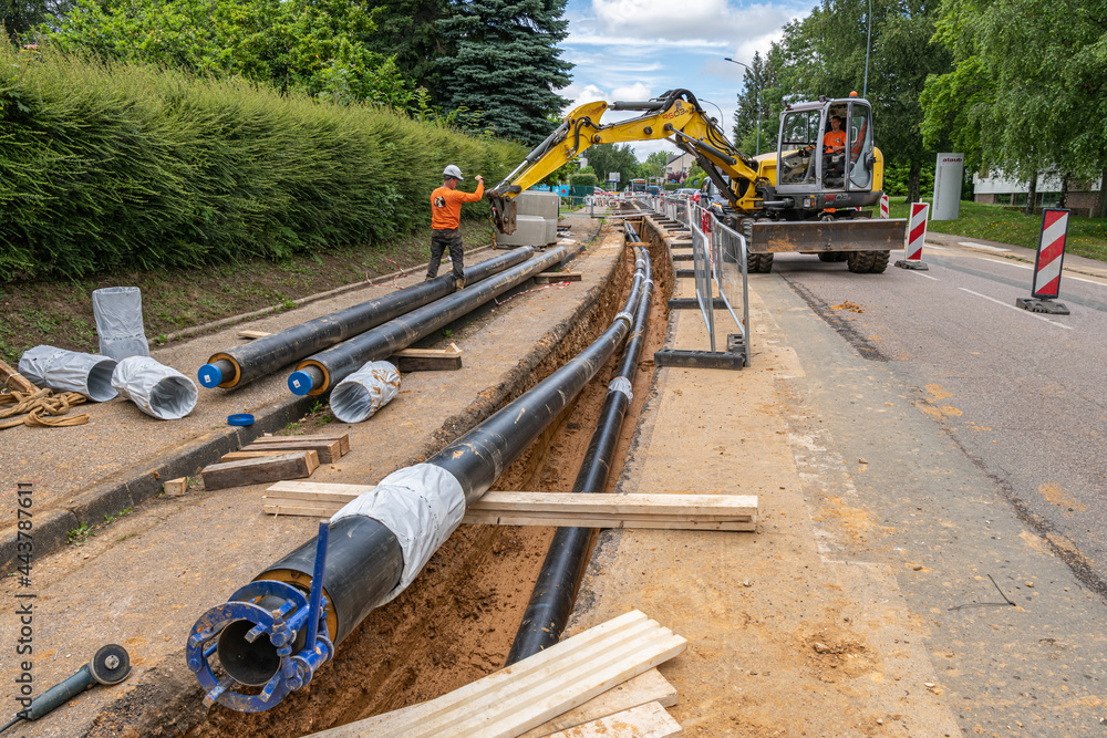 Obraz premium Travaux de voirie pour le chauffage urbain. Extension d'un réseau de chaleur. Pose de canalisations enterrées