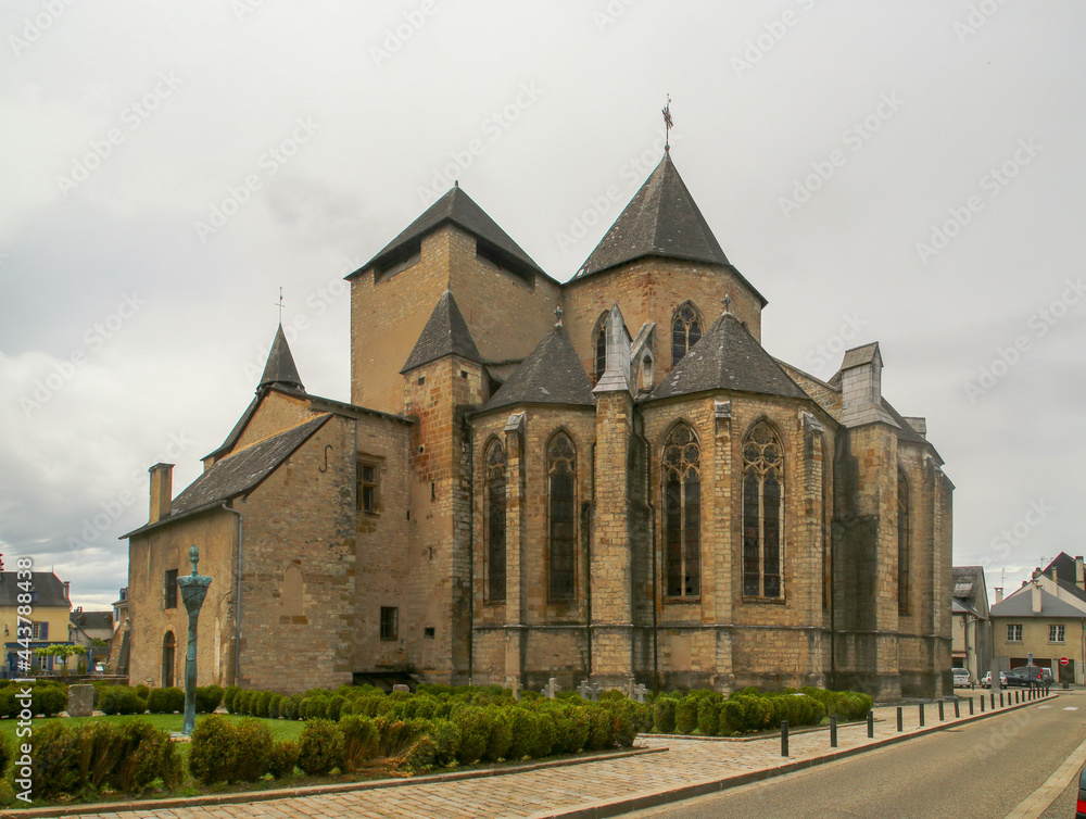 Catedral de Santa María de Oloron-Sainte-Marie, Francia. Edificio cuya construcción fue entre los siglos XII y XIV en los estilos románico y gótico.