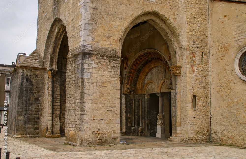 Puerta de la Catedral de Santa María de Oloron-Sainte-Marie, Francia. Edificio cuya construcción fue entre los siglos XII y XIV en los estilos románico y gótico.