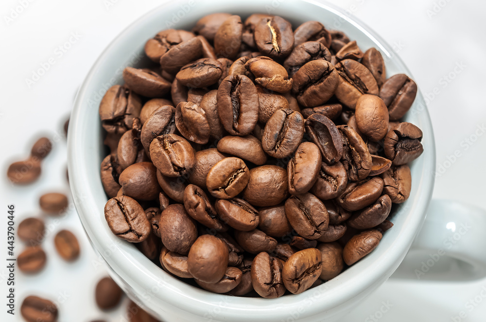 Kaffeebohnen im Becher Kaffeebohnen im Becher