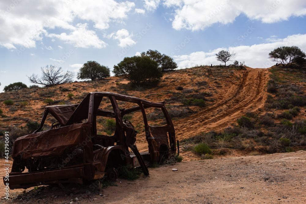 オーストラリア　南オーストラリア州のハート湖近くにある朽ち果てた車