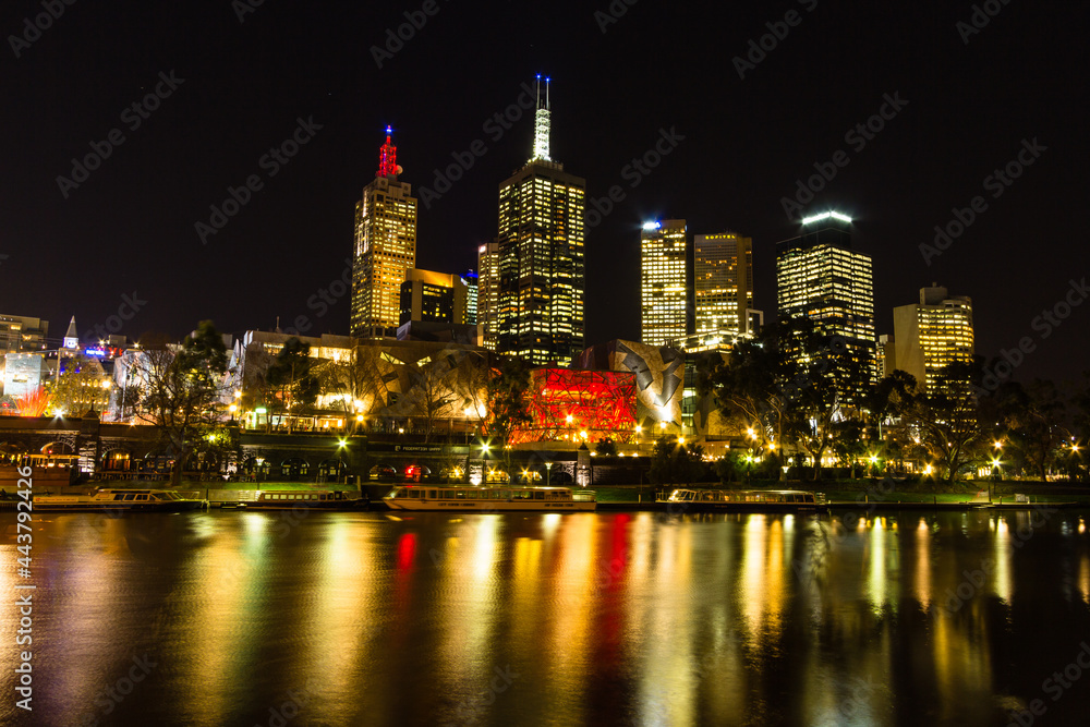 オーストラリア　メルボルンのフリンダースストリート駅とヤラ川沿いの夜景