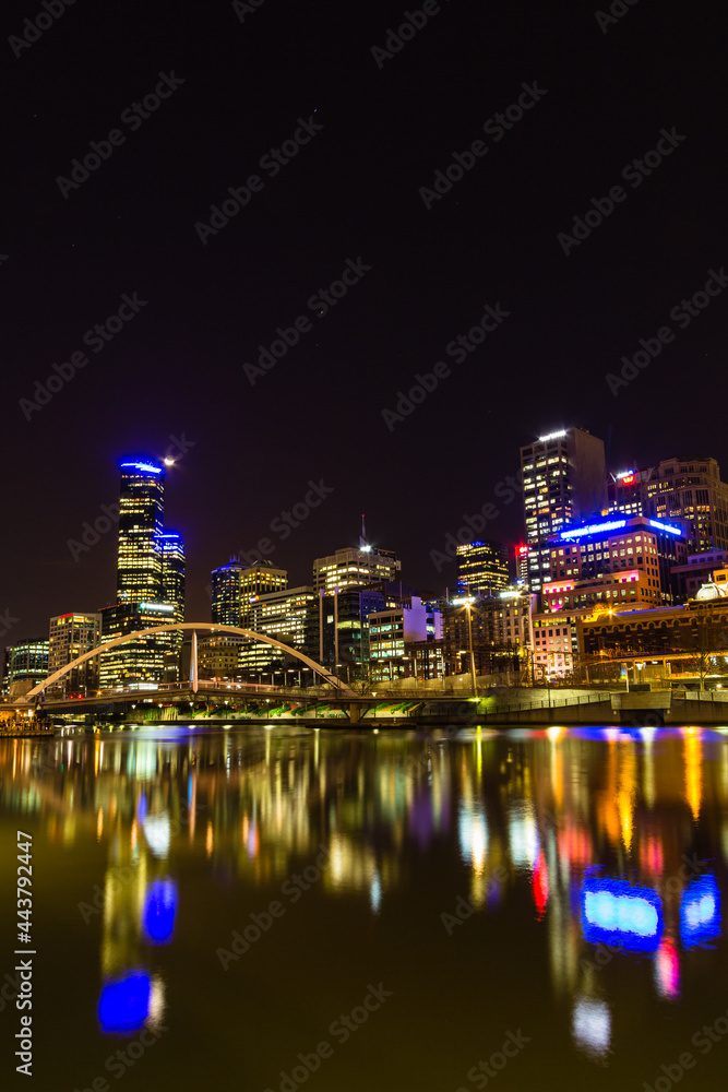 オーストラリア メルボルンのエヴァン ウォーカー橋とヤラ川沿いの夜景 Stock Photo Adobe Stock