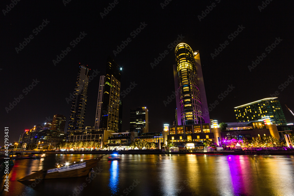 Obraz premium オーストラリア メルボルンのヤラ川沿いの夜景