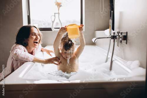 Fotografija Mother washing little son in bathroom