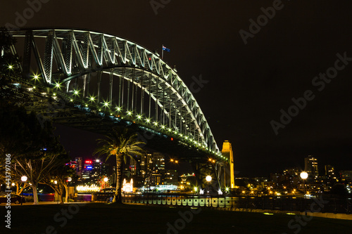 オーストラリア　夜になってライトアップされたシドニーのハーバーブリッジ © pespiero