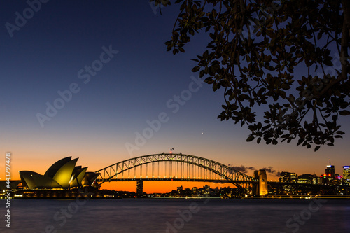 オーストラリア 夕暮れ時のシドニーのオペラハウスとハーバーブリッジ