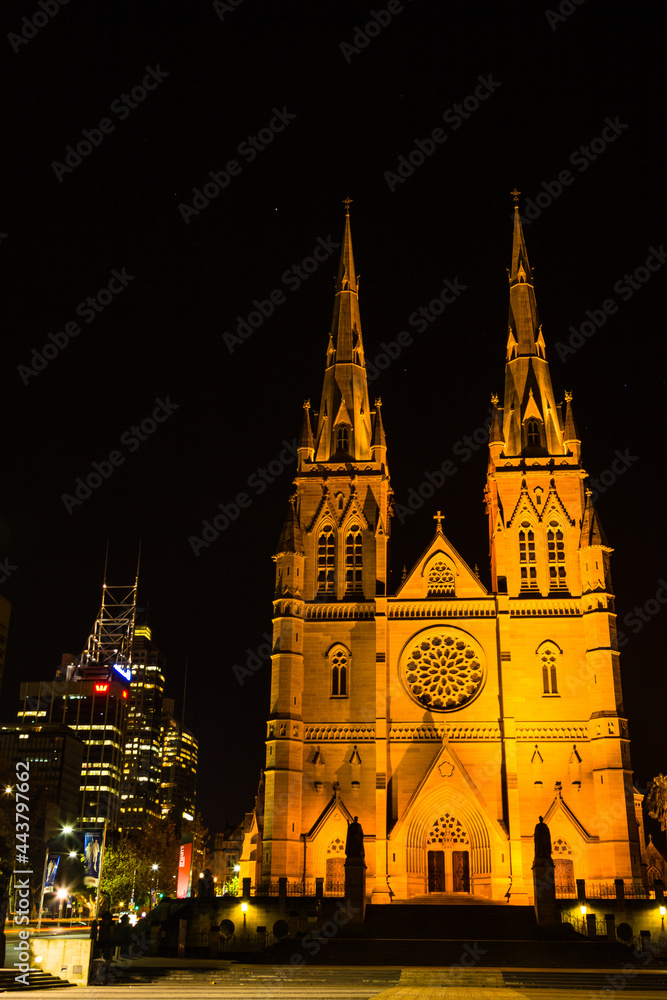 オーストラリア　夜になってライトアップされたシドニーのセント・メアリー大聖堂