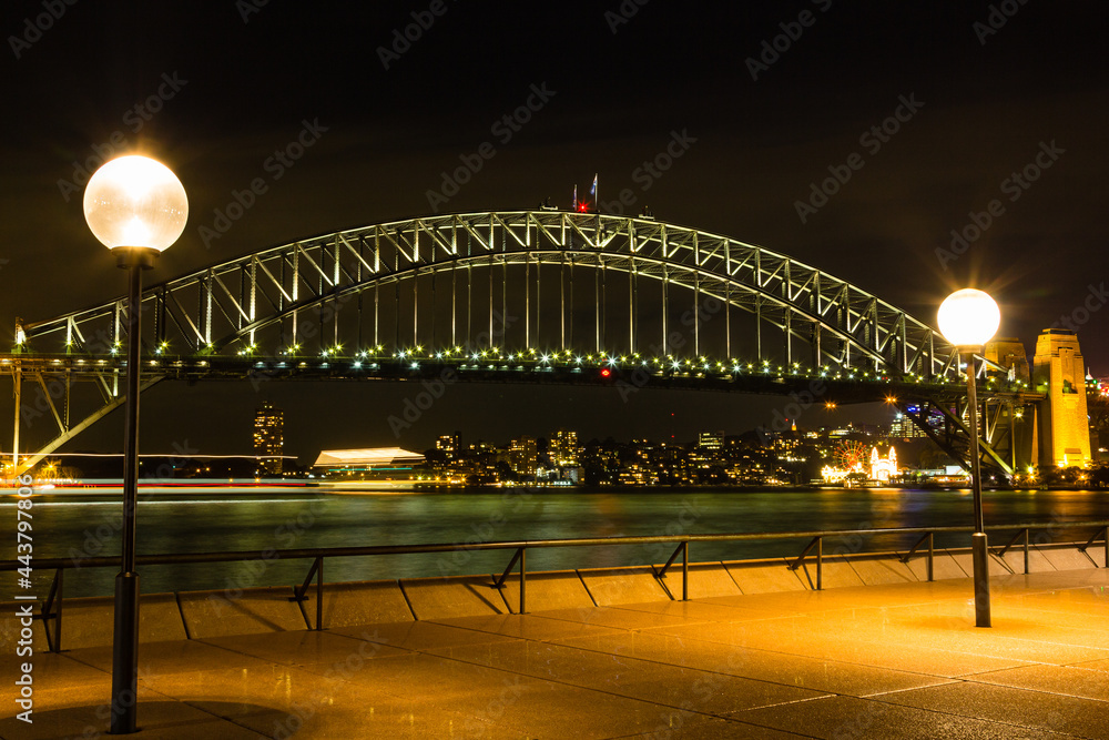 Obraz premium オーストラリア シドニーのハーバーブリッジの夜景 