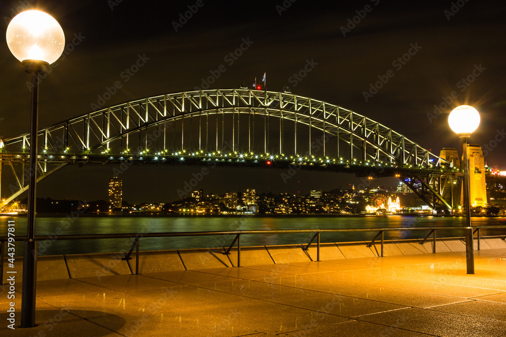 Obraz premium オーストラリア ライトアップされたシドニーのハーバーブリッジ 