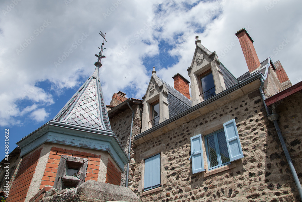 Toiture d'une vieille maison avec tourelle, fenêtres mansard Toiture d'une vieille maison avec tourelle, fenêtres mansard