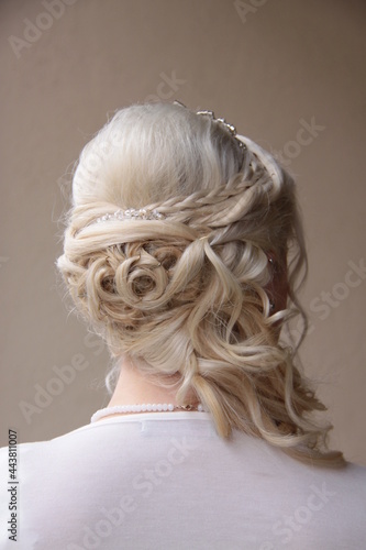 Die Haare der Braut als Steckfrisur vor der Hochzeit als anonymer Hinterkopf fotografiert