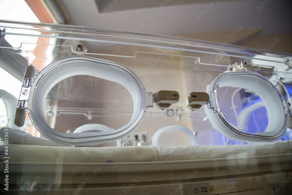 Inkubator na oddziale neonatologicznym w szpitalu.  Sprzęt medyczny.  - obrazy, fototapety, plakaty 