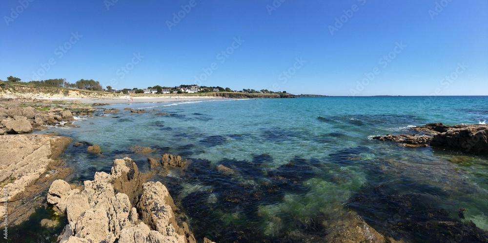 le long de la plage tahiti de raguenez en Finistère Bretagne France	