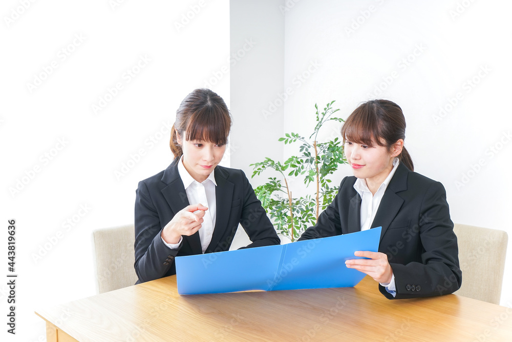 ビジネスミーティングをするビジネスウーマン