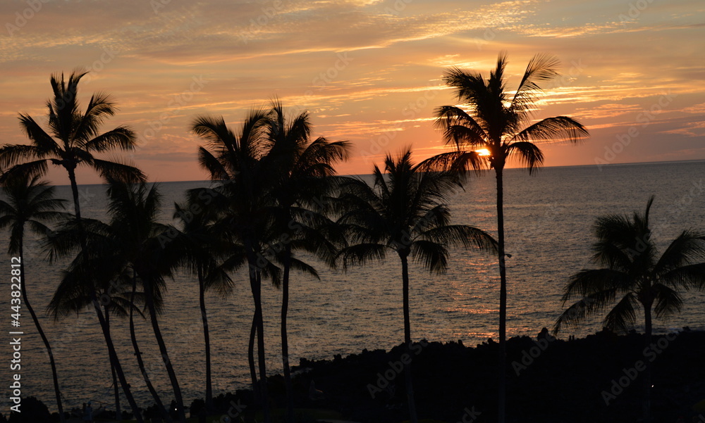 Sonnenuntergang über dem Pazifik auf der Insel Big Island, Waikoloa, Hawaii