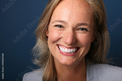 Beautiful happy commercial woman in front of a colored background © Djomas