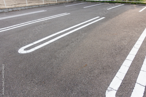 日本で撮影した舗装された駐車場の写真