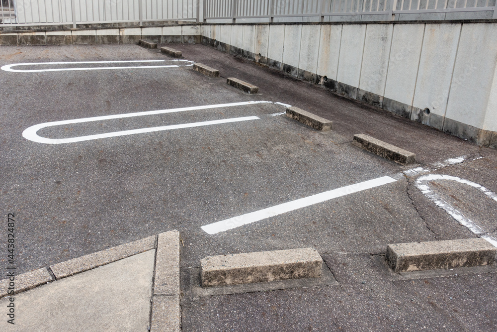 Fototapeta premium 日本で撮影した舗装された駐車場の写真