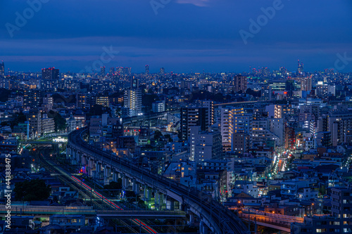 東京の夜景と奥へ続く線路 © yy.tommy