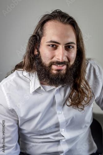 Cuadro en lienzo portrait of a young middle eastern businessman with beard and long hair