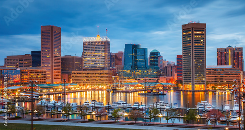 фотографія View on Baltimore skyline and Inner Harbor from Federal Hill at dusk, Maryland