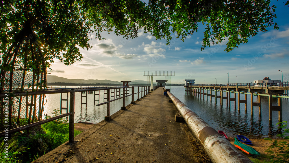 Naklejka premium The panoramic natural background of the atmosphere at the natural reservoir scenic area at various tourist attractions, allowing tourists to stop and take pictures during the trip.