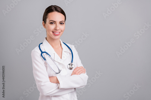 Photo portrait female doctor with sthethoscope smiling crossed hands isolated grey color background copyspace photo