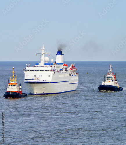 Photography Kreuzfahrtschiff Berlin mit Schleppern - Cruiseship cruise ship liner Berlin wit